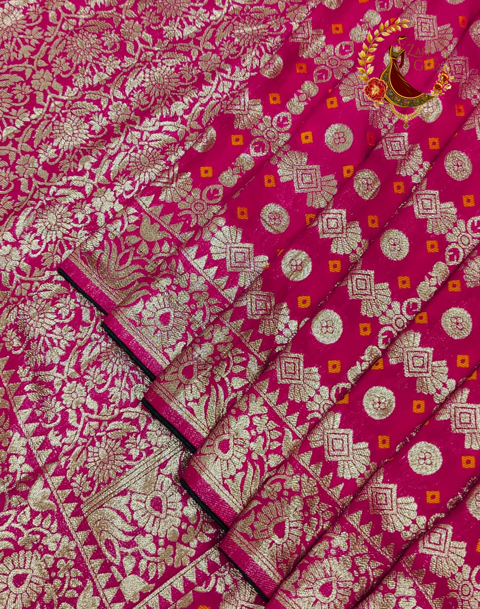 Heavily woven gold zari pallu with ornate border detail